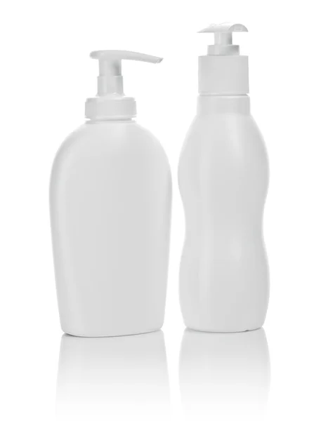 Duas garrafas cosmetical brancas isoladas — Fotografia de Stock