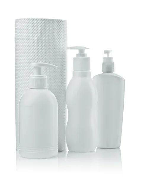 Cosmetische flessen en witte papieren handdoek — Stockfoto