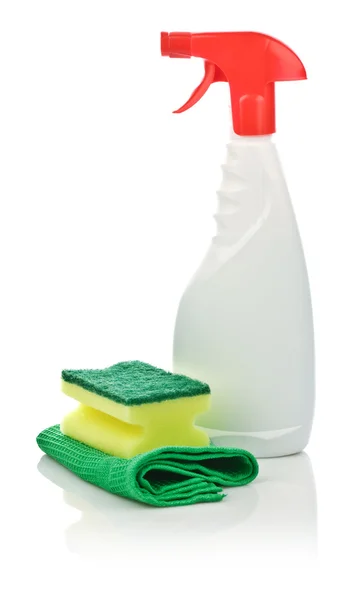 Spons op keuken handdoek en spray fles — Stockfoto