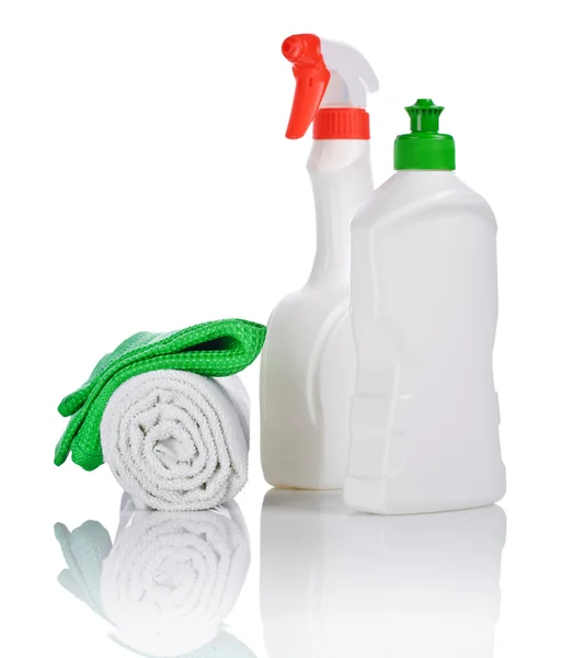 Butelki i spray z ręczniki kuchenne — Zdjęcie stockowe
