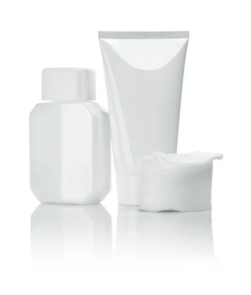 Botella de cerámica blanca y tubo con almohadillas de algodón —  Fotos de Stock