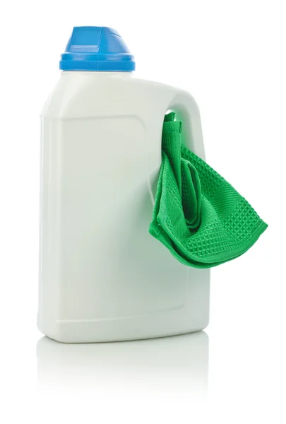 Большая бутылка и зеленая салфетка — стоковое фото