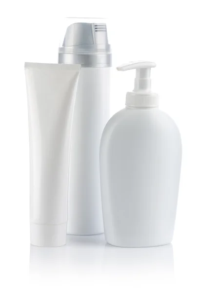 Weißer Kosmetikschlauch und Sprays — Stockfoto
