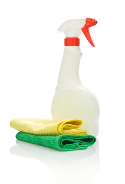 Garrafa de spray branco e dois guardanapo de cozinha — Fotografia de Stock