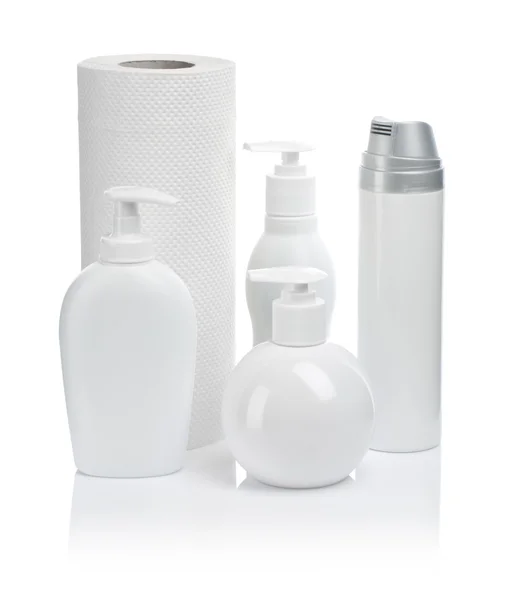 Biały ręcznik i akcesoria kosmetyczne — Zdjęcie stockowe