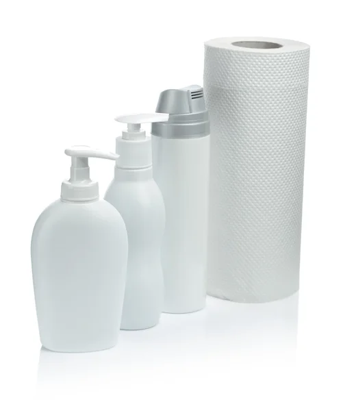 Bílé kosmetické spreje a ručník — Stock fotografie
