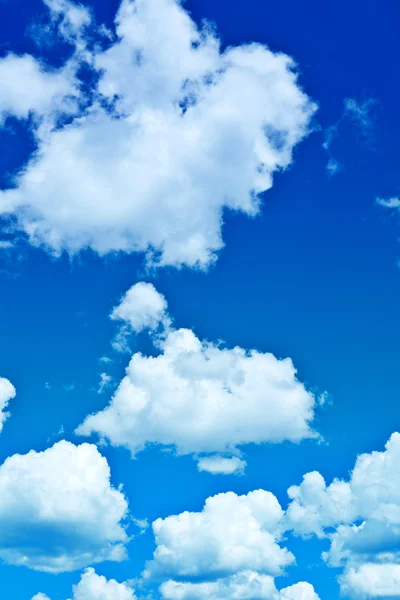 Όμορφο μπλε συννεφιασμένο ουρανό — Φωτογραφία Αρχείου