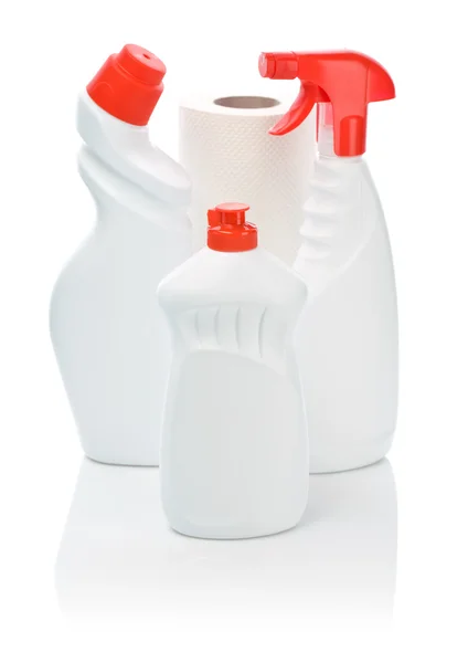 Trzy białe butelki i ręcznik — Zdjęcie stockowe