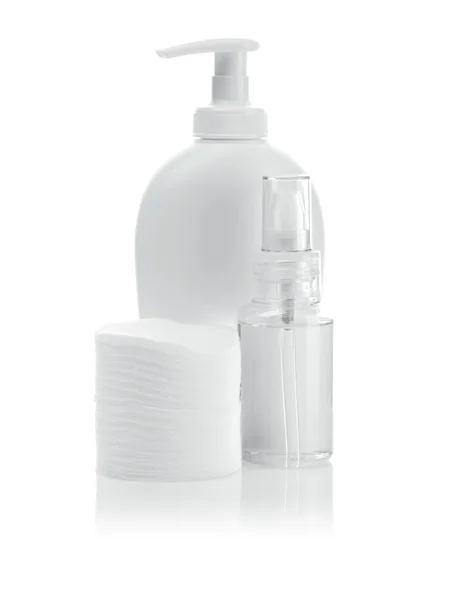 Białe butelki kosmetyczne i podkładki — Zdjęcie stockowe