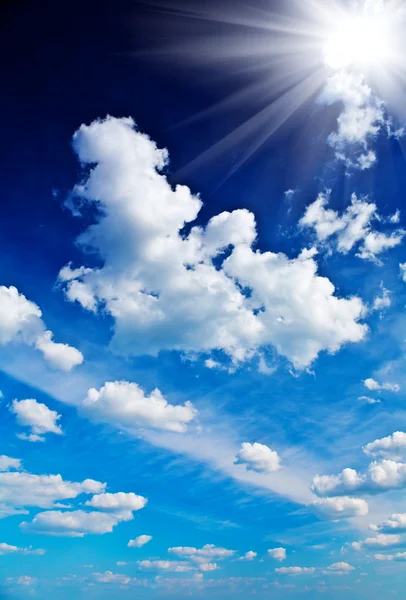 Красивое темно-синее небо с солнцем — стоковое фото