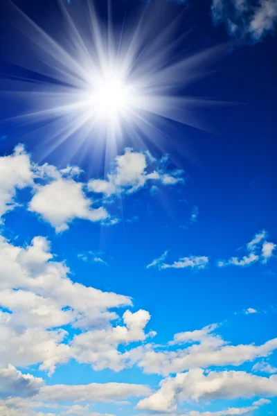 Bulutlu mavi gökyüzü ve güneş — Stok fotoğraf