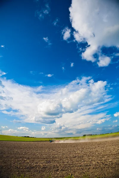 Fältet sky traktor — Stockfoto