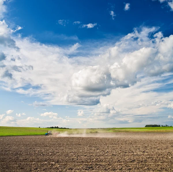 Landbouw verwerking van de schoongemaakte veld — Stockfoto