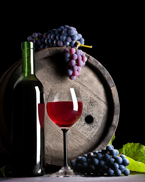 Složení modrých hroznů a červené víno — Stock fotografie