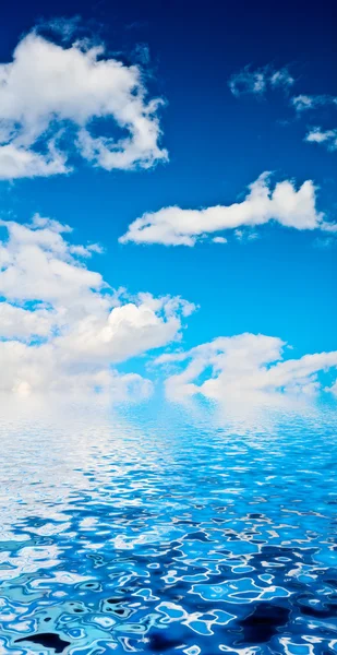 Cielo blu e acqua — Foto Stock