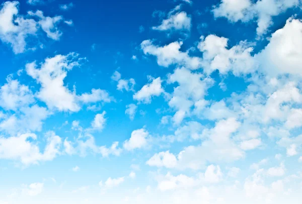 Яскраво-блакитне небо з хмарами — стокове фото