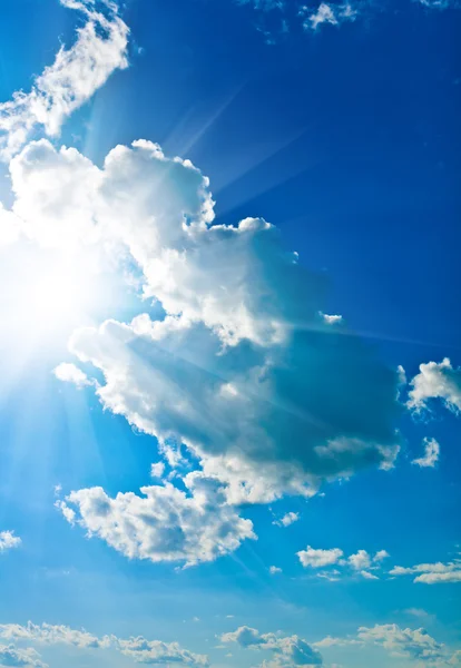Ярко облачное небо и солнце — стоковое фото