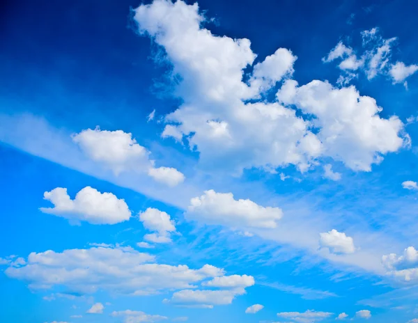 Блакитне небо з кумульськими хмарами — стокове фото