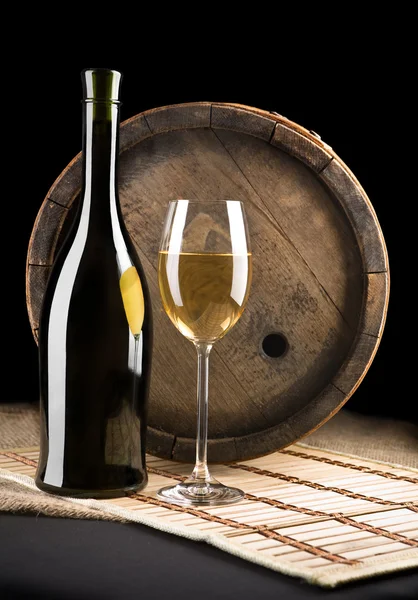Composizione di vino bianco e bottiglia su sfondo di vino antico — Foto Stock