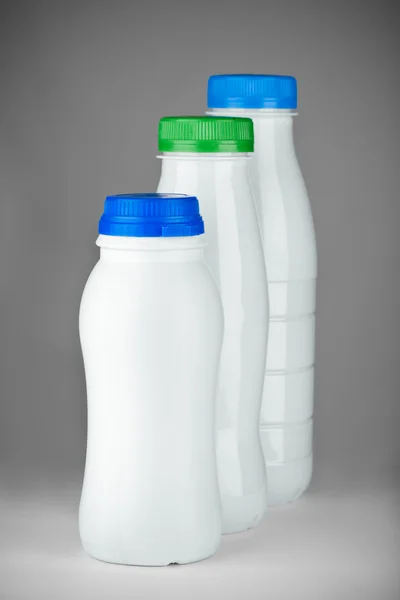 Beyaz şişe gri bacground izole — Stok fotoğraf