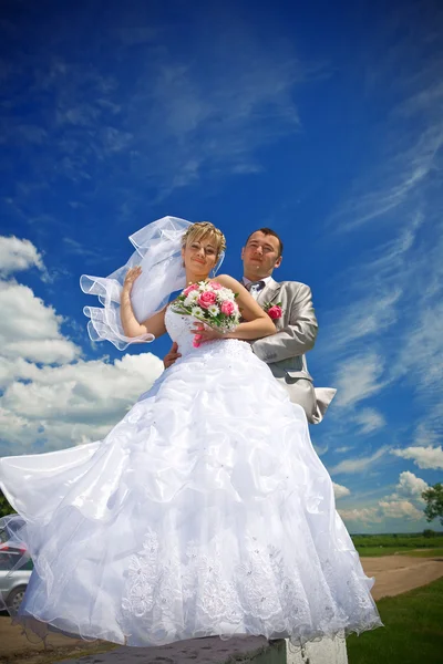 Жених и невеста на небе — стоковое фото