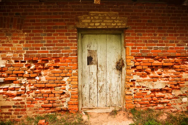 Vieux mur de briques avec porte — Photo