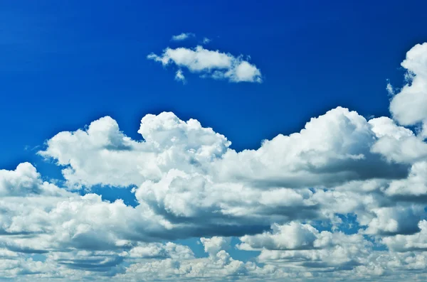 Skyer på blå himmel – stockfoto