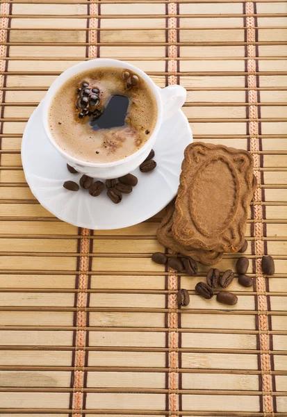 Composição de caneca de café um biscoito — Fotografia de Stock