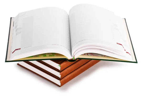 Стопку книги с открытой книгой изолированы на белом фоне — стоковое фото