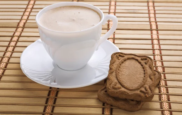 Κούπα με capuchino και cookie σε ένα χαλί — Φωτογραφία Αρχείου