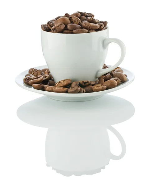Xícara no suaser com grãos de café — Fotografia de Stock