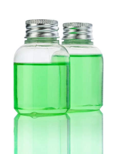 Пластиковая бутылка с зеленой жидкостью — стоковое фото