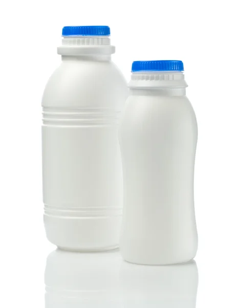 Due bottiglie di yogurt bianco plastico — Foto Stock