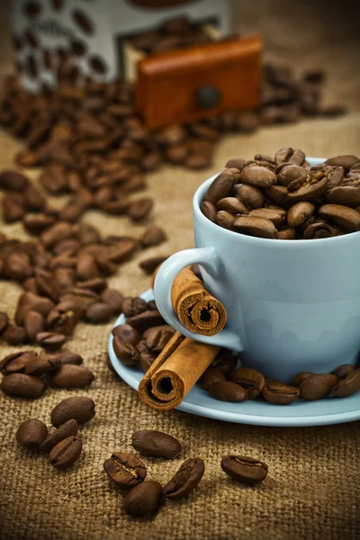 Složení kávová zrna a pohár — Stock fotografie