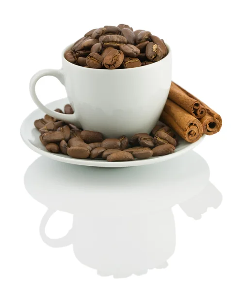 Kopp med kaffebönor och kanelstänger isolerade — Stockfoto