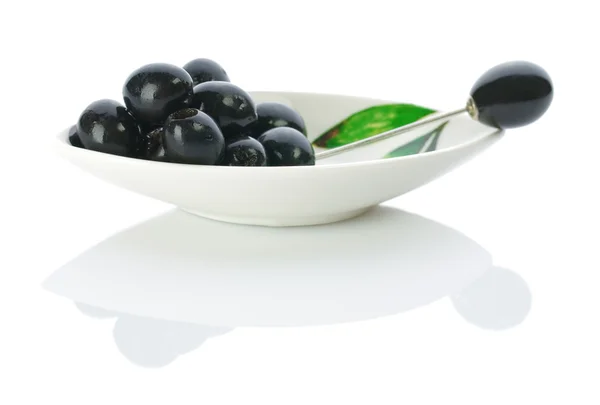 Оливкова на тарілці з шампуром — стокове фото