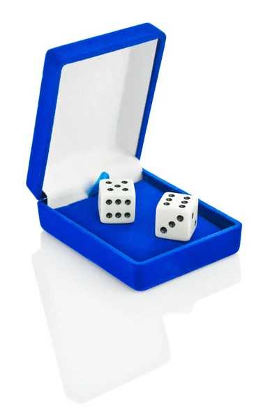Dois dados de jogo na caixa azul isolado — Fotografia de Stock