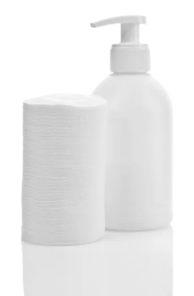 Discos de algodón y frasco de plástico blanco aislados —  Fotos de Stock