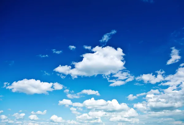 Wunderschöner blauer bewölkter Himmel — Stockfoto