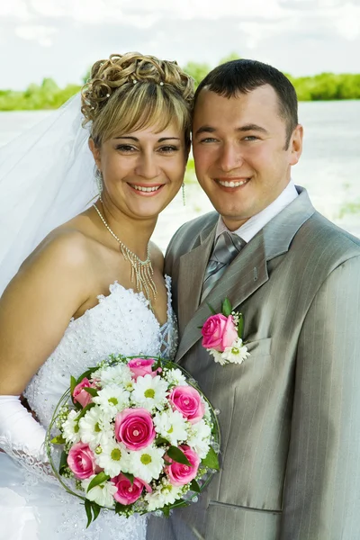 Bruid en bruidegom op een natuur — Stockfoto
