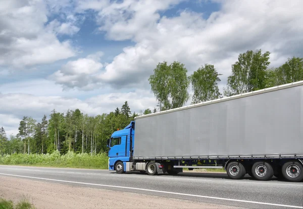 Lastbil på land highway — Stockfoto