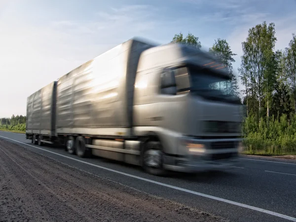 Hvit lastebilhastighet på landevei, tåkete bevegelse – stockfoto