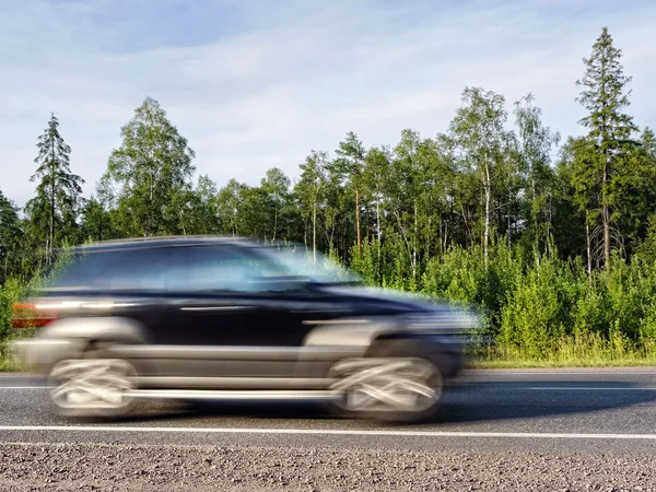 Offroad araba ülkenin karayolu üzerinde hareket bulanıklığı hızlandırmak — Stok fotoğraf