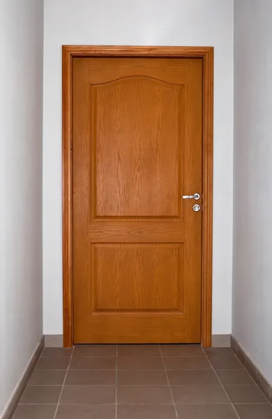 Закрытая деревянная дверь — стоковое фото
