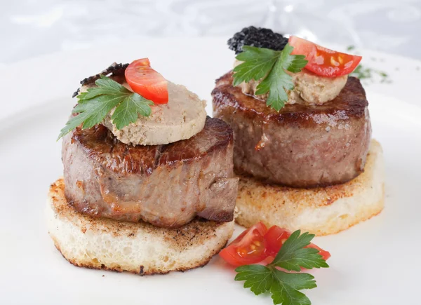 М'ясна яловичина з фуа-гра і трюфелями — стокове фото