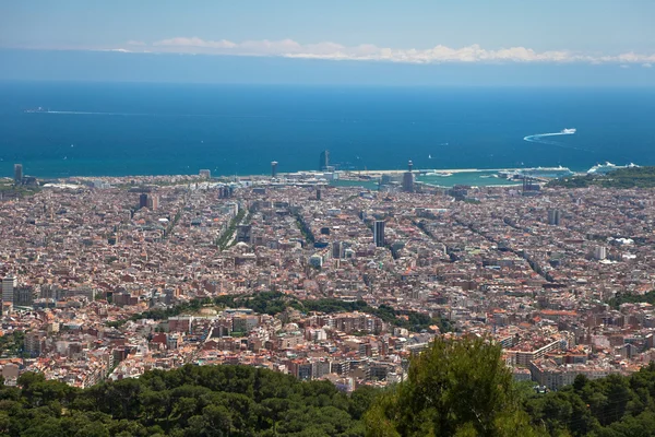 Een briefkaart uitzicht over barcelona vanaf de heuvel tibidabo — Stockfoto