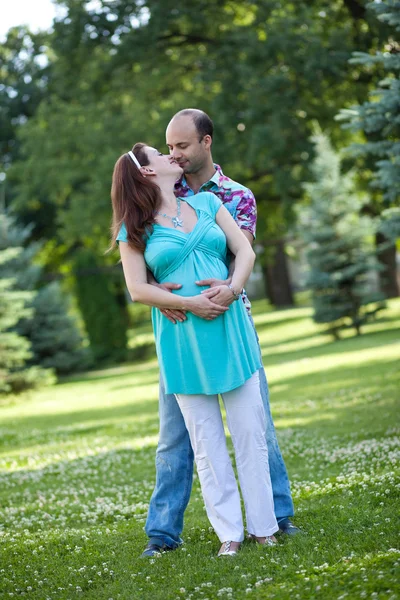 Marido con esposa embarazada está descansando en la naturaleza . — Foto de Stock
