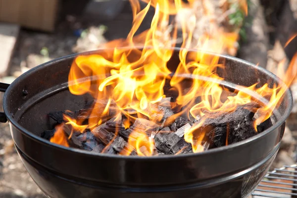 Ein Grill mit Holzkohle und Flammen — Stockfoto