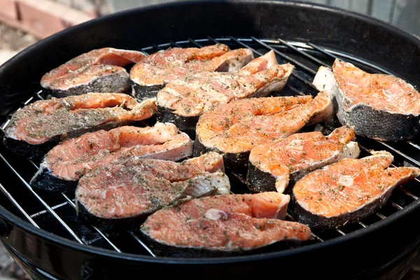 Cocción de filete de salmón fresco — Foto de Stock