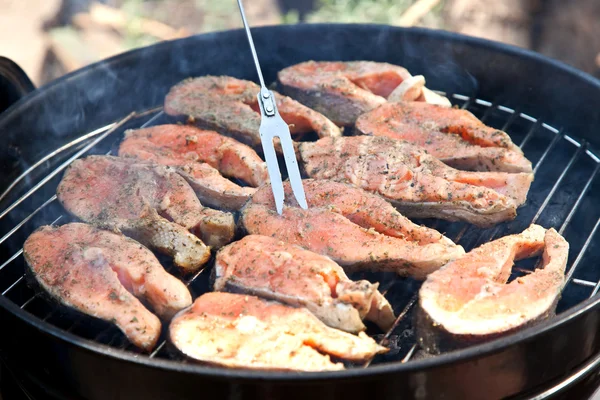 新鮮なサーモン フィレ肉のグリルで調理 — ストック写真